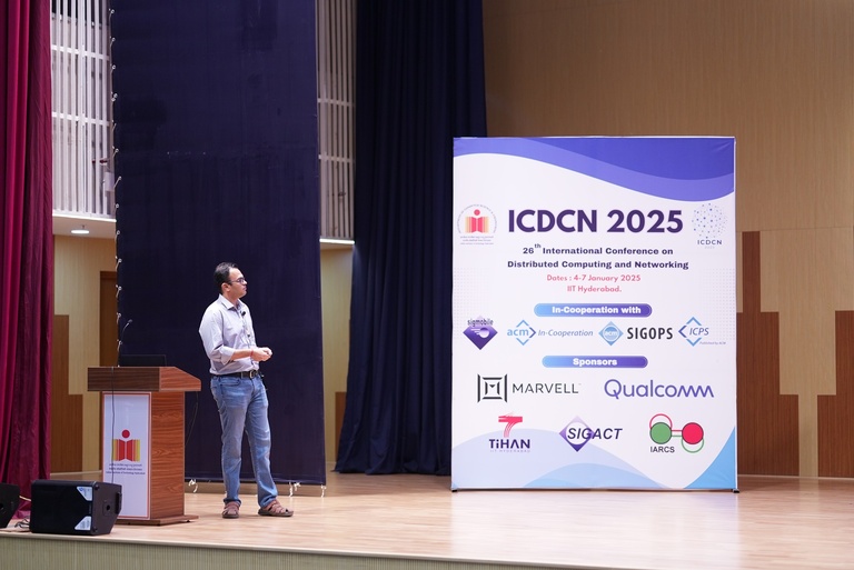 Shreyas Pai showing presentation at ICDCN25