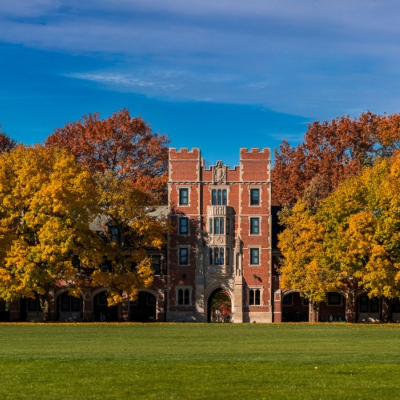 Outdoor image of the Grinnell College campus