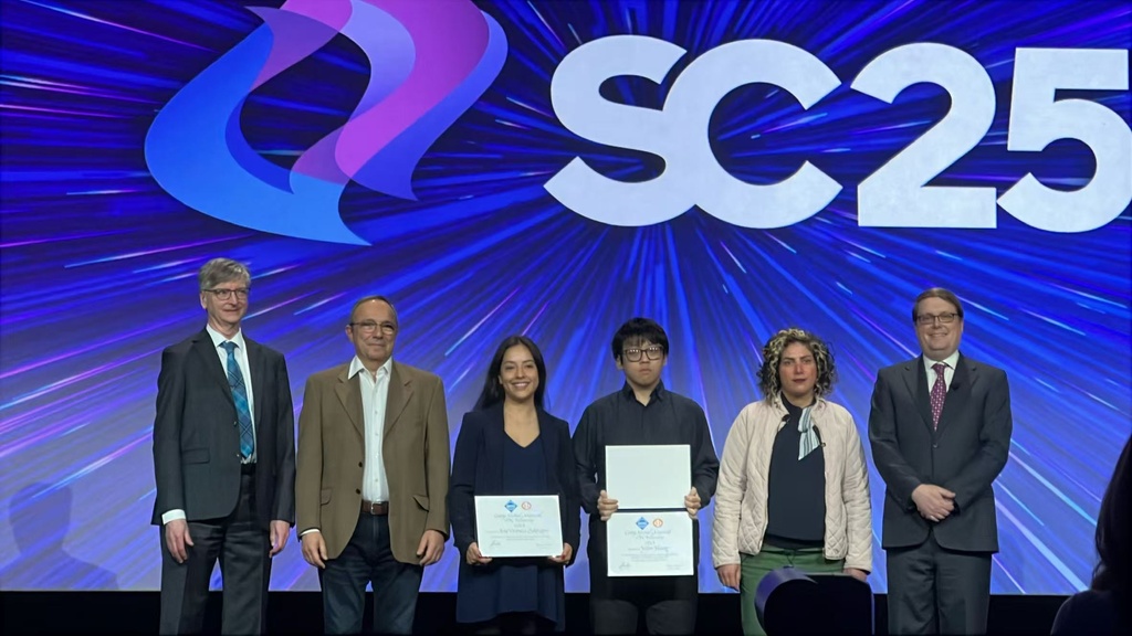 Yafan Huang accepting an award at SC'25.